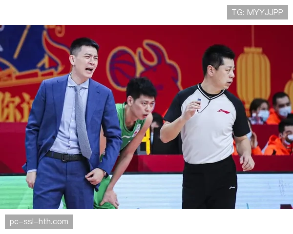 杨鸣指导接受采访，谈年轻球员阅读防守与出球时机的重要性